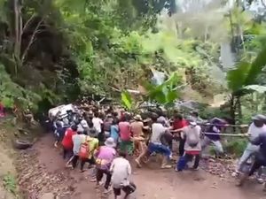 Solid! Momen Puluhan Warga Enrekang Tarik Mobil yang Jatuh ke Jurang