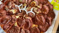Yummy! Pizza Pepperoni Topping Melimpah Ada di Perumahan Mewah Ini