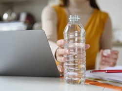 Minum Air Mineral Botol Plastik Bisa Berbahaya, Ini Sebabnya