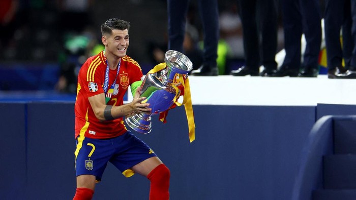 Soccer Football - Euro 2024 - Final - Spain v England - Berlin Olympiastadion, Berlin, Germany - July 14, 2024 Spains Alvaro Morata celebrates with the trophy after winning the final REUTERS/Lisi Niesner