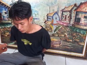 Deni Ditangkap Usai Curi HP Warga yang Sedang Tidur di Masjid Agung Palembang Deni Ditangkap Usai Curi HP Warga yang Sedang Tidur di Masjid Agung Palembang