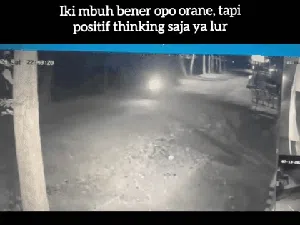 Detik-detik Penampakan Sosok Pocong Bonceng Pemotor di Lendah Kulon Progo Detik-detik Penampakan Sosok Pocong Bonceng Pemotor di Lendah Kulon Progo