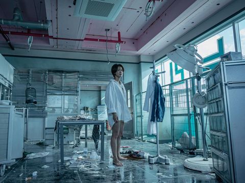 Drama Korea Sweet Home 3 (2024) Sweet Home S3 Lee Si-young as Seo Yi-kyung in Sweet Home S3. Cr. Kim Jeong Won/Netflix © 2024