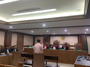 Eks Dirjen Kemendagri Ardian Divonis 4,5 Tahun Bui di Kasus Pemkab Muna Eks Dirjen Kemendagri Ardian Divonis 4,5 Tahun Bui di Kasus Pemkab Muna