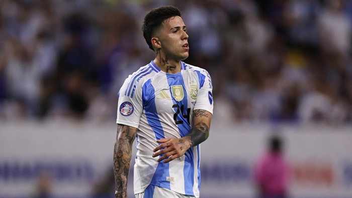 HOUSTON, TEXAS - JULY 04: Enzo Fernandez of Argentina gestures during the CONMEBOL Copa America 2024 quarter-final match between Argentina and Ecuador at NRG Stadium on July 04, 2024 in Houston, Texas. (Photo by Omar Vega/Getty Images)