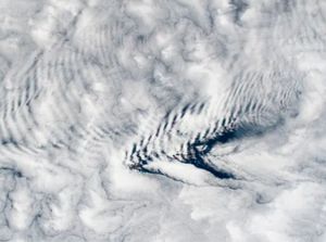 Foto dari Antariksa Tampilkan Riak Awan Menakjubkan