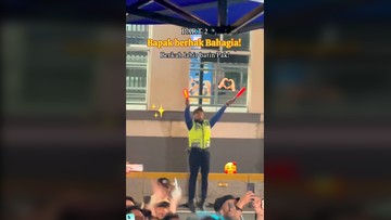 Viral Petugas Mood Banget Atur Lalin Sambil Joget di Sarinah, Ini Kata TransJ