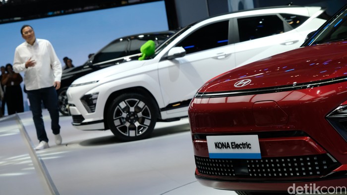 Intip Hyundai Kona Electric, Harga Mulai Rp 499 Juta Hyundai Kona Electric diluncurkan di GIIAS 2024 di ICE BSD City, Tangerang, Rabu (17/7/2024). Mobil ini mengusung baterai listrik buatan dalam negeri.