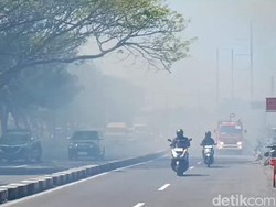 Kebakaran Lahan Picu Asap Pekat di Jalan Bypass Ida Bagus Mantra Gianyar