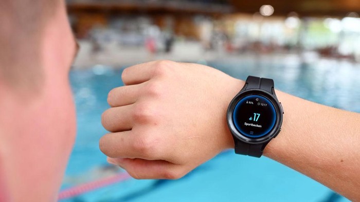 PRODUCTION - 28 August 2023, Baden-Württemberg, Freudenstadt: At the Panorama pool in Freudenstadt, a smartwatch is on display which, thanks to AI-supported video surveillance, should be able to detect when, for example, a pool is overcrowded, a child without water wings approaches the edge of the pool or a body is underwater for 20 seconds. The display shown indicates how many people are in the pool. (to dpa: 