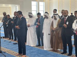 Usai Bertemu MBZ, Jokowi Perdana Salat di Masjid Presiden Jokowi di Abu Dhabi