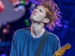 Mantan Gitaris RHCP, Josh Klinghoffer Digugat Usai Tabrak Orang