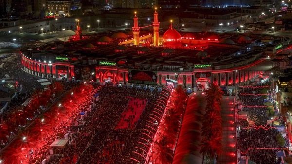 Kota Karbala Irak Menyala Merah Saat Perayaan Asyura