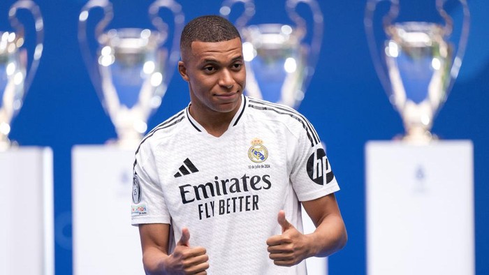 Kylian Mbappe MADRID, SPAIN - JULY 16: Real Madrid new signing, Kylian Mbappe is unveiled at Estadio Santiago Bernabeu on July 16, 2024 in Madrid, Spain. (Photo by David Ramos/Getty Images)