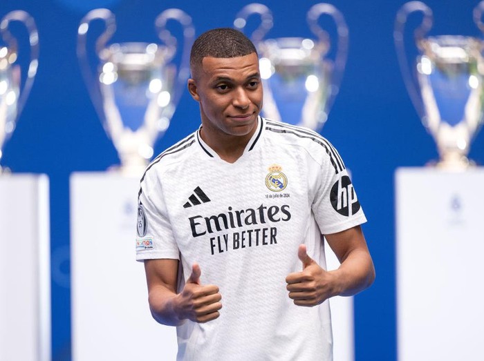 MADRID, SPAIN - JULY 16: Real Madrid new signing, Kylian Mbappe is unveiled at Estadio Santiago Bernabeu on July 16, 2024 in Madrid, Spain. (Photo by David Ramos/Getty Images)
