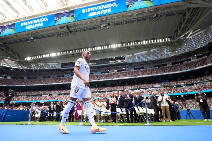 Kylian Mbappe MADRID, SPAIN - JULY 16: Real Madrid new signing, Kylian Mbappe is unveiled at Estadio Santiago Bernabeu on July 16, 2024 in Madrid, Spain. (Photo by Diego Souto/Getty Images)