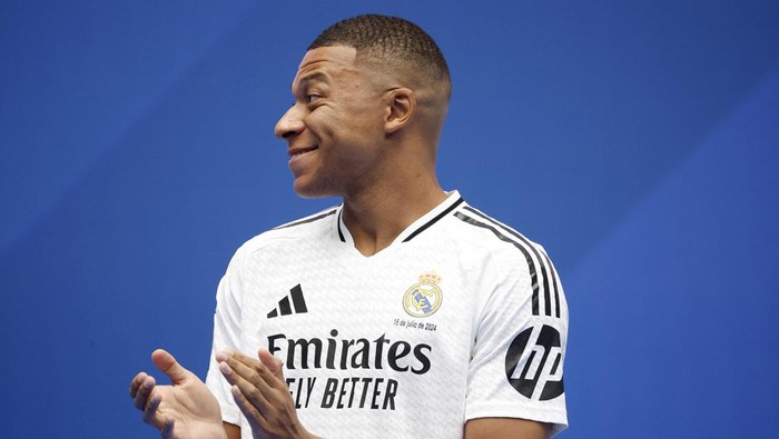 Soccer Football - Real Madrid unveil Kylian Mbappe - Santiago Bernabeu, Madrid, Spain - July 16, 2024 New Real Madrid signing Kylian Mbappe applauds during the presentation REUTERS/Juan Medina