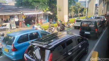 Lalin Jalan Gatot Subroto Arah Kuningan Jaksel Macet