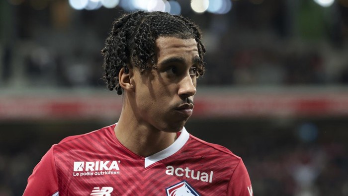 leny yoro lille ligue 1 liga prancis LILLE, FRANCE - APRIL 5: Leny Yoro of Lille looks on during the Ligue 1 Uber Eats match between Lille OSC (LOSC) and Olympique de Marseille (OM) at Stade Pierre-Mauroy, Decathlon Arena on April 5, 2024 in Villeneuve dAscq near Lille, France.(Photo by Jean Catuffe/Getty Images)