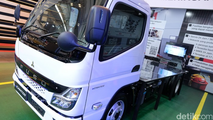 PT KTB, biro resmi kendaraan niaga Mitsubishi Fuso Truck and Bus Corporation (MFTBC) di Indonesia, secara resmi meluncurkan truk listrik, eCanter di pasar Indonesia pada ajang Gaikindo Indonesia International Auto Show (GIIAS) 2024 di ICE BSD City, Tangerang, Rabu (17/7/2024).