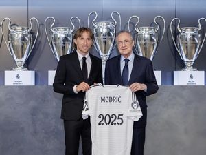 Luka Modric Perpanjang Kontrak di Real Madrid Luka Modric Perpanjang Kontrak di Real Madrid