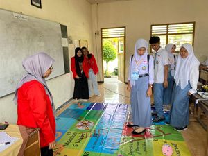 Cara Seru Mahasiswa Surabaya Bikin Siswa Belajar Bahasa Inggris Serasa Main