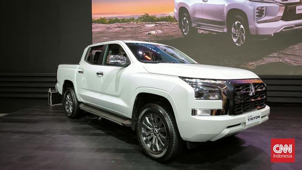 Mitsubishi Motors Krama Yudha Sales Indonesia (MMKSI) meluncurkan dua mobil baru sekaligus di Gaikindo Indonesia International Auto Show (GIIAS), Rabu (17/7). Kedua produk itu adalah model facelift Pajero Sport dan generasi terbaru pikap Triton.