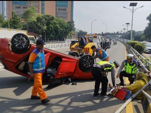 Mobil Terbalik di Km 12 Tol Dalam Kota, Guard Rail Terlepas
