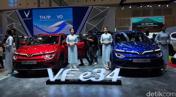 Mobil listrik Vinfast di GIIAS 2024 Mobil listrik Vinfast di GIIAS 2024. Vinfast mengobrol harga khusus buat pembeli produk mereka sepanjang ekspo ini. Mobil listrik asal Vietnam itu bisa ditebus dengan harga mulai Rp 218 juta saja.