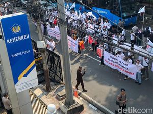 Kemenkeu Digeruduk Massa Protes Impor Ilegal, Stafsus Sri Mulyani Buka Suara Kemenkeu Digeruduk Massa Protes Impor Ilegal, Stafsus Sri Mulyani Buka Suara