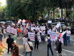 Kantor Sri Mulyani Digeruduk Massa Protes Impor Tekstil Ilegal