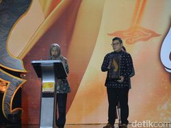 Een Sukaesih Raih Adiluhung detikJabar Awards 2024