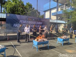 Bea Cukai Mataram Bakar 6,1 Juta Rokok Ilegal, Kerugian Negara Rp 4,4 Miliar