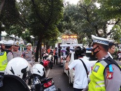 Operasi Patuh Jaya, Polisi Angkut Sejumlah Motor Parkir Liar di Jaksel