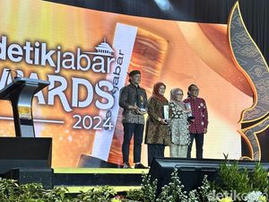 Senyum Lebar Eti Kala Kelompok Tani Kopi Wanoja Sabet detikJabar Awards Senyum Lebar Eti Kala Kelompok Tani Kopi Wanoja Sabet detikJabar Awards