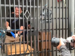 Polisi Gerebek Narkoba di Kampung Boncos Jakbar! Polisi Gerebek Narkoba di Kampung Boncos Jakbar!