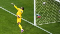 Mendapat bola di depan kotak penalti, Yamal mengecoh Adrien Rabiot dan mengirimkan bola ke pojok atas gawang Prancis. AP/Ebrahim Noroozi 