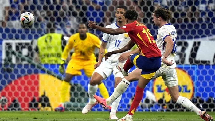 Potret Gol Yamal ke Gawang Prancis Jadi yang Terbaik di Euro 2024 Spain's Lamine Yamal, center, scores his side's first goal during a semifinal match between Spain and France at the Euro 2024 soccer tournament in Munich, Germany, Tuesday, July 9, 2024. (AP Photo/Matthias Schrader)