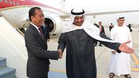 Potret Jokowi Tiba di Abu Dhabi, Disambut Presiden MBZ