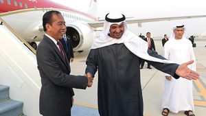 Potret Jokowi Tiba di Abu Dhabi, Disambut Presiden MBZ