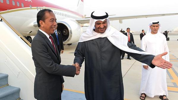 Potret Jokowi Tiba di Abu Dhabi, Disambut Presiden MBZ