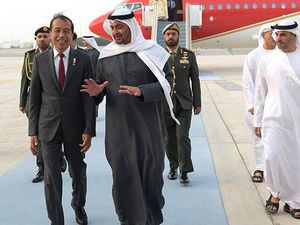 Jokowi Merasa Perjalanan ke UEA Istimewa sebab Disambut MBZ di Bandara