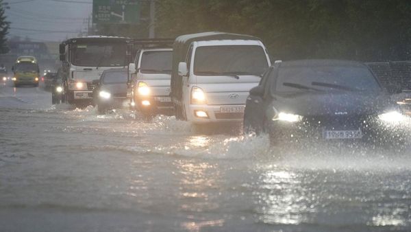 Diguyur Hujan Lebat, Jalanan di Korsel Tergenang