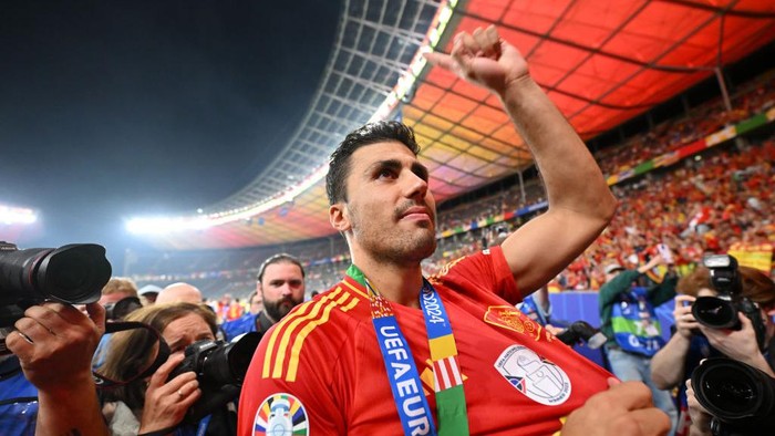 BERLIN, GERMANY - JULY 14: Rodri of Spain acknowledges the fans as he celebrates victory after the UEFA EURO 2024 final match between Spain and England at Olympiastadion on July 14, 2024 in Berlin, Germany. (Photo by Dan Mullan/Getty Images)