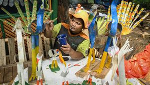 Sampah Botol Plastik Disulap Jadi Dekorasi di Taman Waduk Cincin