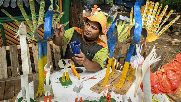 Sampah Botol Plastik Disulap Jadi Dekorasi di Taman Waduk Cincin