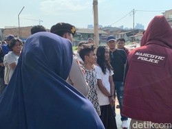 Istri Hamil Tua Nangis Lihat Suaminya Diciduk Polisi di Kampung Boncos