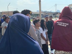 Istri Hamil Tua Nangis Lihat Suaminya Diciduk Polisi di Kampung Boncos Istri Hamil Tua Nangis Lihat Suaminya Diciduk Polisi di Kampung Boncos