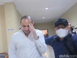 Momen Tiko Aryawardhana Cepat-cepat Lari Usai Diperiksa soal Kasus Penggelapan Momen Tiko Aryawardhana Cepat-cepat Lari Usai Diperiksa soal Kasus Penggelapan