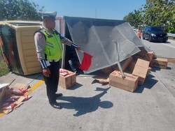 Truk Muat Lem Terguling di Tol Jombang, 1 Orang Terluka
